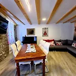 Old Pianino By The 公寓 皮兰