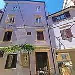 Old Pianino By The 公寓 皮兰