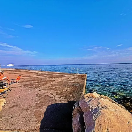 Old Pianino Beachfront Apartment