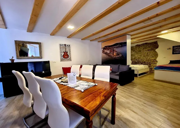 Old Pianino By The ピラン