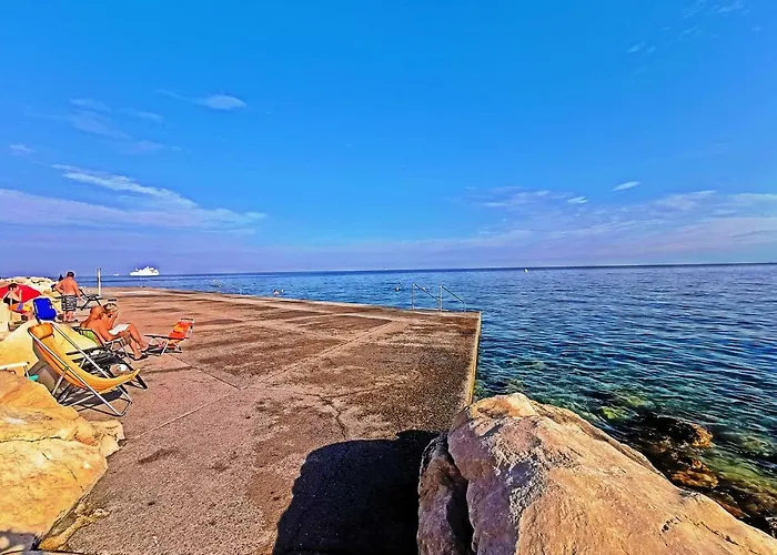 Old Pianino By The アパート